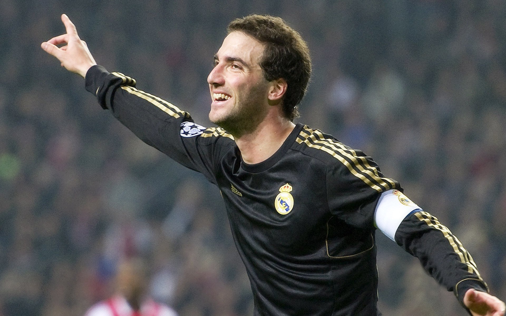 “伊万·戈梅斯的全能表现,帮助美洲狮队在全球橄榄球舞台崭露头角”